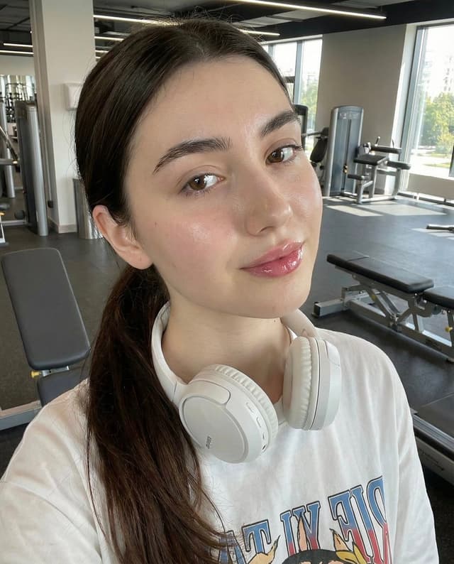 Photorealistic Gym Selfie Prompt with Identity Lock — output