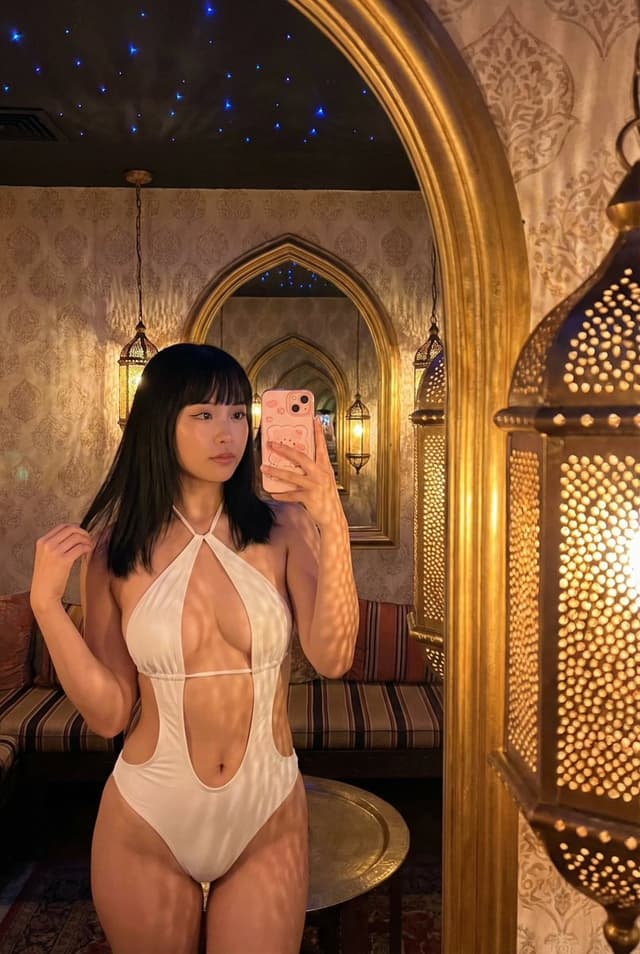 Profile / Avatar - Mirror Selfie in Ornate Lounge — output