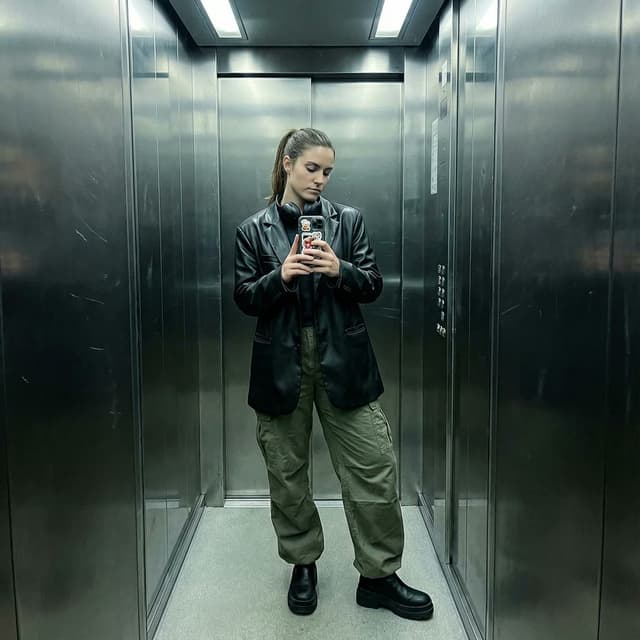 Structured Prompt for Smartphone Mirror Selfie in an Elevator — output
