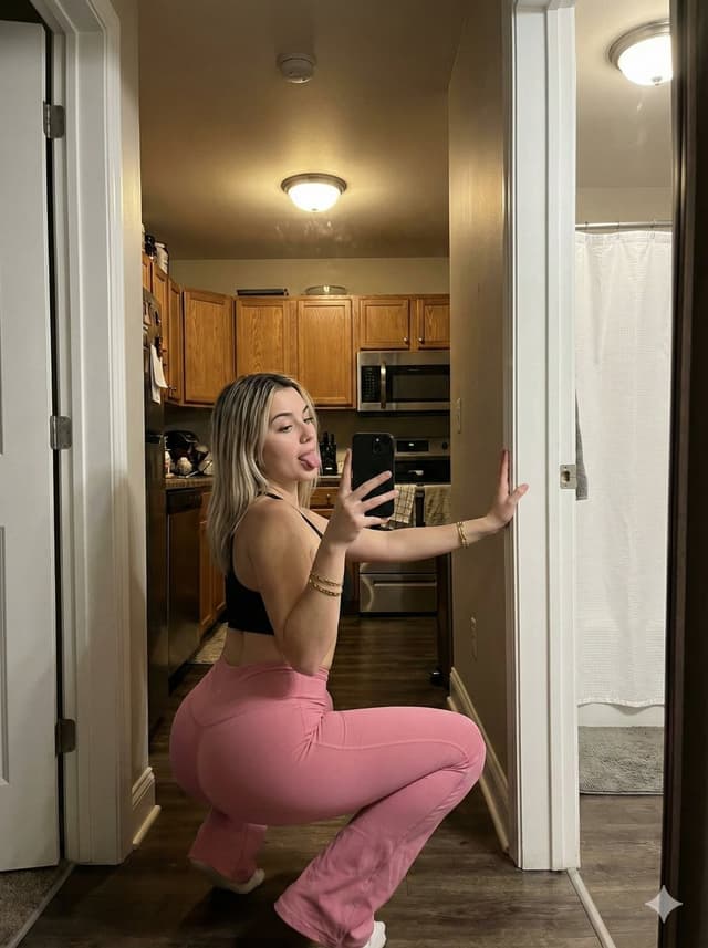 Hyper-realistic Mirror Selfie Prompt with Detailed Anatomy — output
