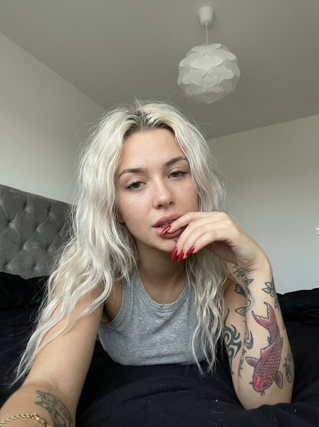 Profile / Avatar - Casual smartphone photo of a tattooed woman in a bedroom — output