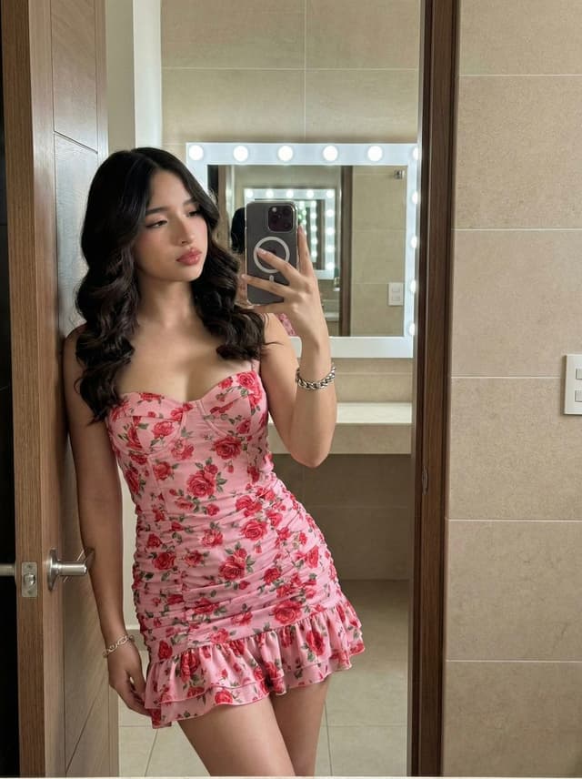 Social Media Post - High-Fidelity Mirror Selfie Portrait with Identity Lock — output