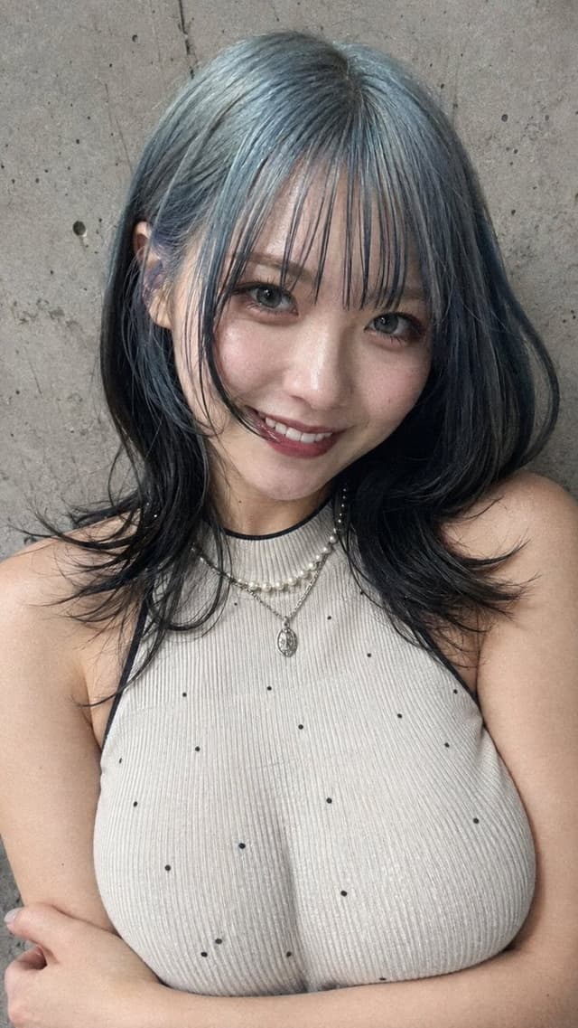 Profile / Avatar - Realistic Smiling Selfie Portrait — output
