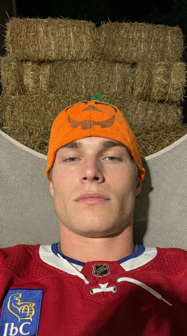 Profile / Avatar - Hockey Fan Pumpkin Beanie Selfie Analysis — output