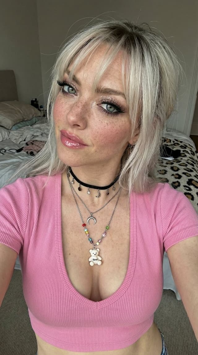 Profile / Avatar - Photorealistic Influencer Close-up Selfie — output