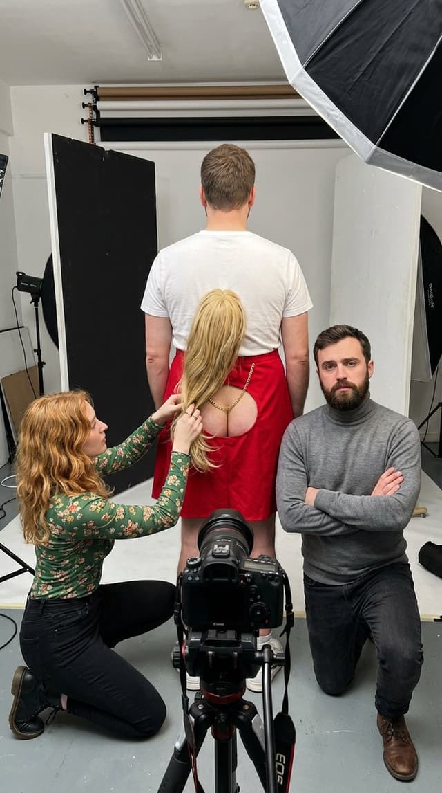 Humorous Behind-the-Scenes Photography Illusion — output