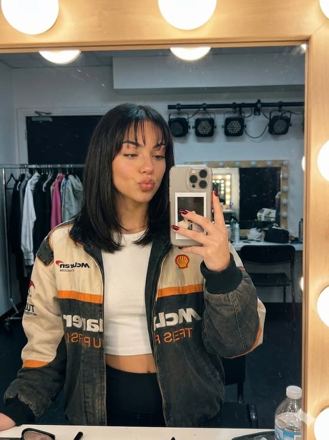Profile / Avatar - Indoor Makeup Room Mirror Selfie — output
