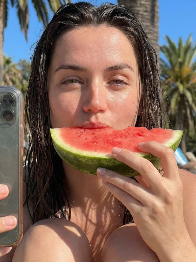Profile / Avatar - Ana de Armas Summer Watermelon Selfie — output