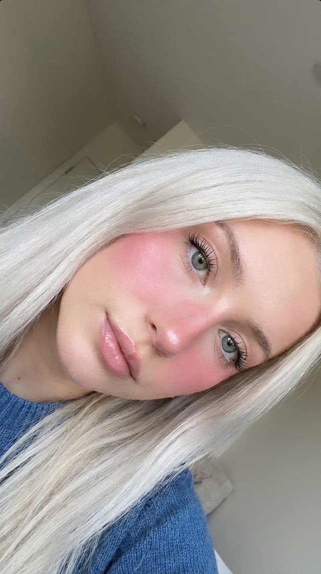 Profile / Avatar - Extreme Close-up Beauty Selfie with Heavy Blush — output
