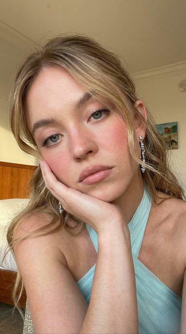 Profile / Avatar - Ultra Photorealistic Selfie Prompt for Sydney Sweeney — output