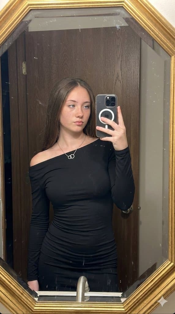Profile / Avatar - Hyper-realistic mirror selfie prompt with detailed material physics and identity locking — output
