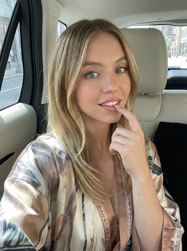 Profile / Avatar - Sydney Sweeney Car Selfie Prompt — output