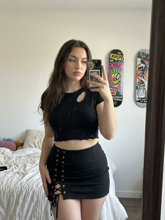 Profile / Avatar - Realistic Curvy Woman Mirror Selfie — output