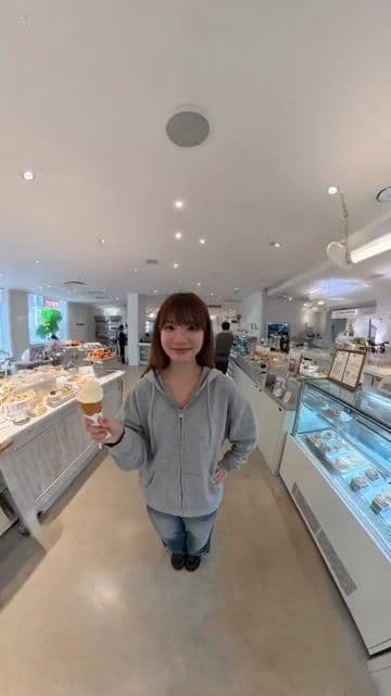 360-degree Panoramic Selfie in a Dessert Shop — cover