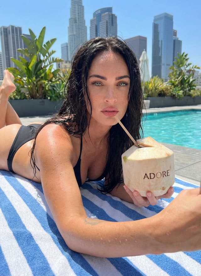 LA Rooftop Poolside Selfie Prompt — output
