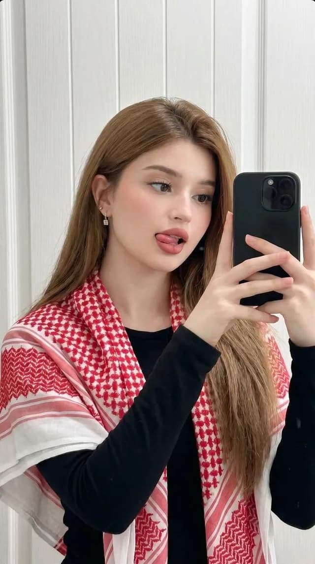 Profile / Avatar - Lifestyle Smartphone Selfie with Keffiyeh — output