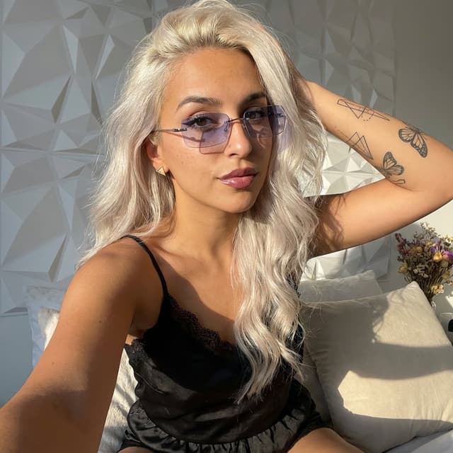 Warm Golden Hour Influencer Selfie — output