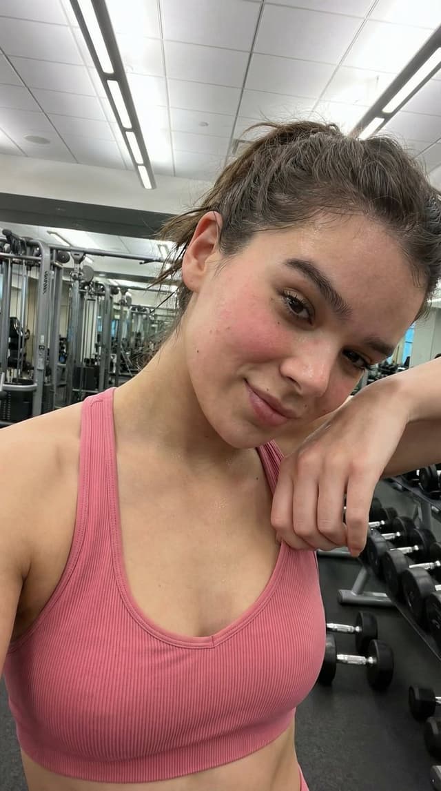 Profile / Avatar - Photorealistic Post-Workout Sadie Sink Selfie — output