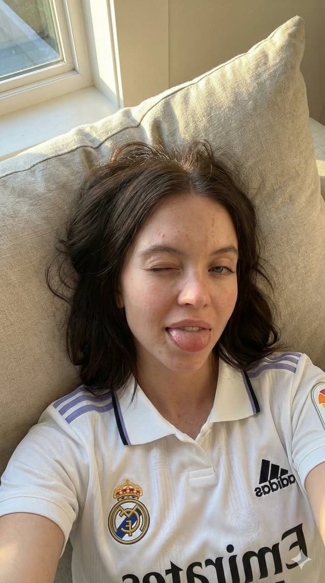Profile / Avatar - JSON Prompt for Scarlett Johansson in Real Madrid Kit (Candid Selfie) — output