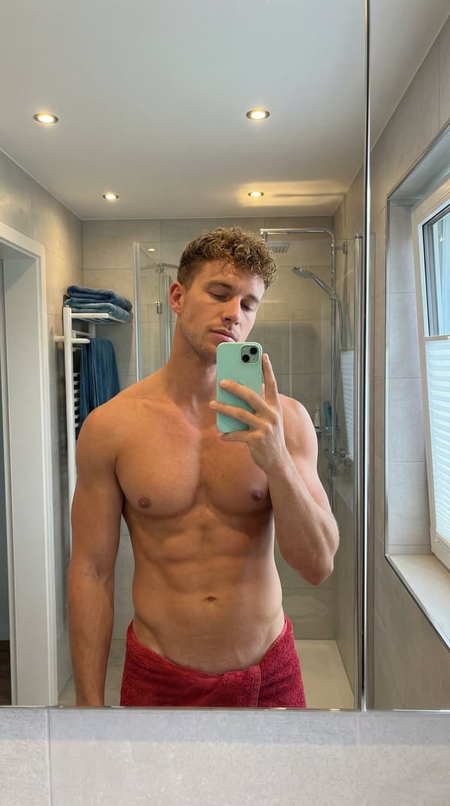 Photorealistic Mirror Selfie of a Muscular Man — output