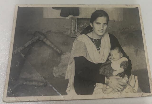 Colorize and restore old photo prompt — output