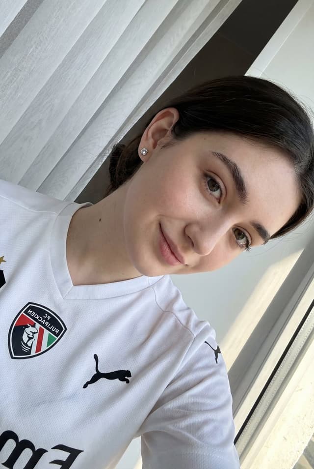 Profile / Avatar - Detailed JSON prompt for a casual portrait of a young woman in a sports jersey — output