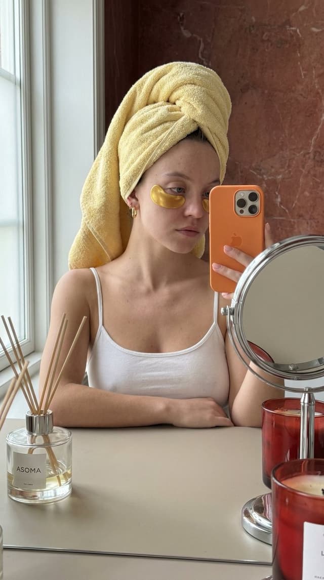 Profile / Avatar - Scandinavian Minimalist Mirror Selfie Prompt (Ana de Armas) — output